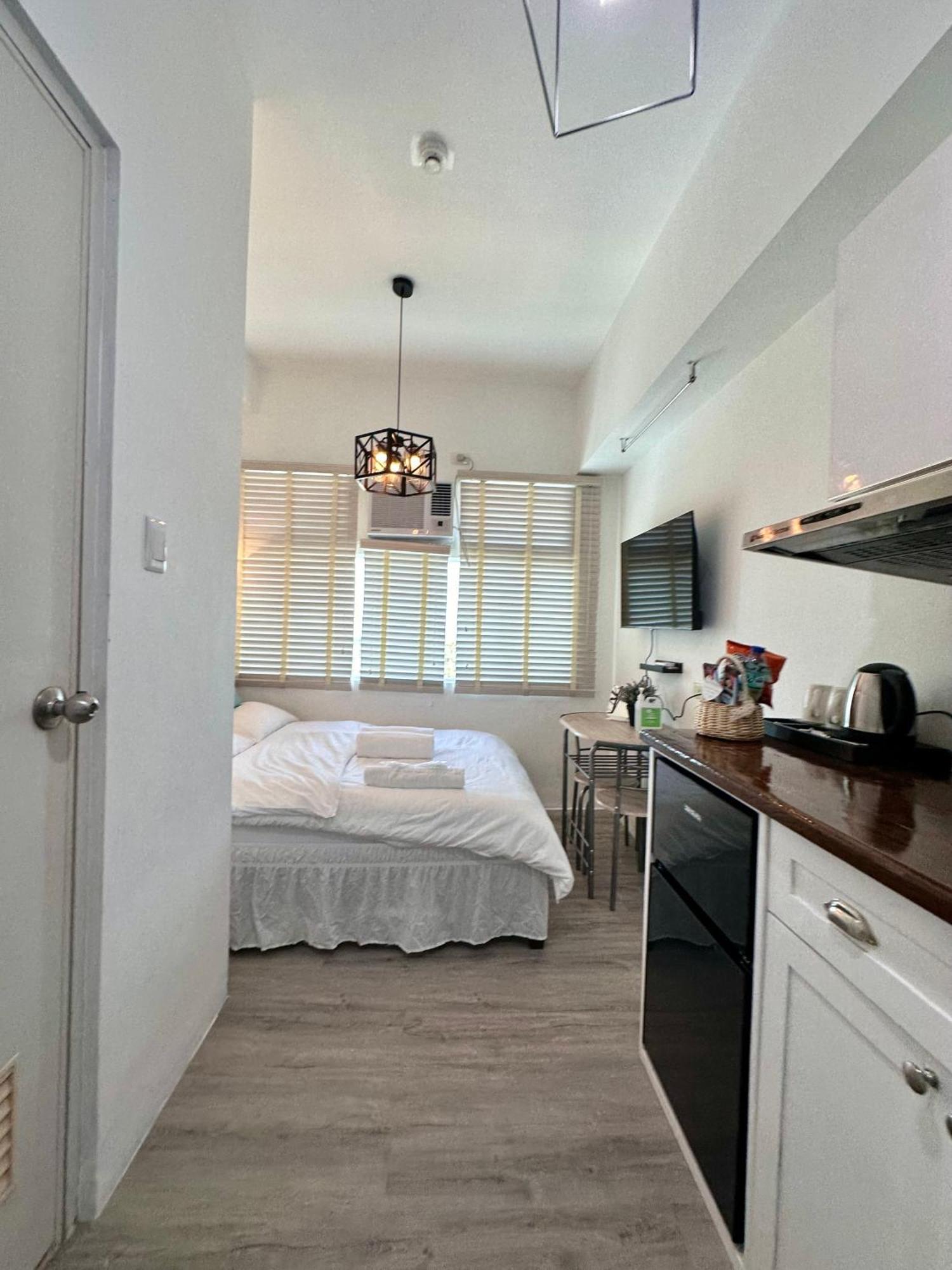 Studio One Condominium, Alabang - Bluu - Fiber Wi-Fi, Netflix-Ready Muntinlupa City Exterior photo